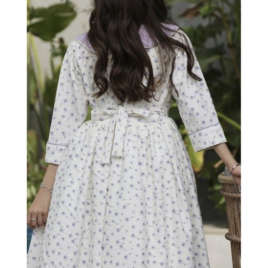 صورة فستان بناتي زهور بنفسجي بقطعة صدر طبقات مطرزة وأزرار | نسمات الخزامى - 1141